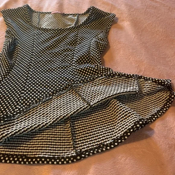 ‼️SOLD‼️Sleeveless Blouse w Raised PolkaDots & Flared Bottom Flattering! - Picture 6 of 13